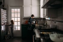 Junge und Mädchen helfen beim Frühstück in der Küche — Stockfoto
