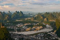 Yangshuo popular tourist county and city near Guilin, Guangxi. The small city is surrounded by karst mountains - foto de stock