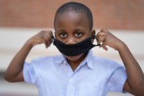 Menino africano com máscara protetora para evitar covid19 — Fotografia de Stock