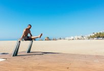 Sportler übt Stretching und Calisthenics in den Straßen seiner Stadt — Stockfoto