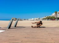 Esportista praticando alongamento e calistenia nas ruas de sua cidade — Fotografia de Stock