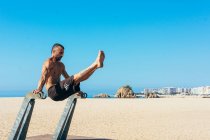 Sportler übt Stretching und Calisthenics in den Straßen seiner Stadt — Stockfoto