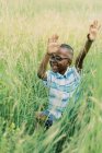Солодкий маленький хлопчик грає на відкритому повітрі в лозах — стокове фото