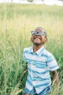 Солодкий маленький хлопчик грає на відкритому повітрі в лозах — стокове фото