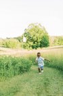 Doux petit garçon jouant en plein air dans les vignes — Photo de stock