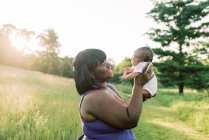 Una madre felice che accoglie il suo neonato — Foto stock