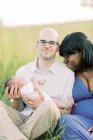 Genitori felici con il loro figlio appena nato — Foto stock