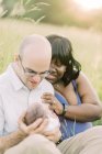Счастливые родители со своим новорожденным сыном — стоковое фото
