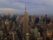 El corazón de Manhattan, Empire State Building en la ciudad de Nueva York Vista aérea del dron en Rainy Cloudy Day HQ - foto de stock