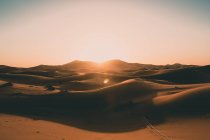Leere Wüstendünen in der Sahara im schönen Morgensonnenaufgangslicht ohne Hauptquartier für Menschen — Stockfoto