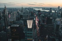 Circa septiembre 2019: Vista espectacular sobre Dark Epic Manhattan, New York City Skyline justo después de Sunset HQ - foto de stock