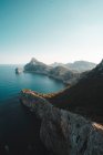 Vue imprenable sur la côte de Majorque avec des montagnes et l'océan bleu au loin HQ — Photo de stock