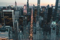 Alrededor de septiembre de 2019: Vista espectacular de Dark Epic Manhattan, New York City Avenue justo después del atardecer con City Lights HQ - foto de stock