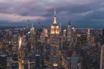 Близько вересня 2019: Дивлячись на Емпайр Стейт Білдінг у Ніч на Манхеттені, Нью-Йорк Оточений Skyscrapers at Night HQ — стокове фото