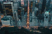 Circa September 2019: Dramatischer Blick auf Dark Epic Manhattan, New York City Avenue direkt nach Sonnenuntergang mit City Lights HQ — Stockfoto