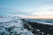 Vista sobre Diamond Beach na Islândia com cubos de gelo no chão QG — Fotografia de Stock