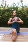 Mujer joven practicando yoga al aire libre - foto de stock