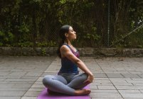 Young woman practicing yoga outdoors — Stock Photo