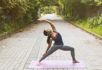 Молода жінка практикує йогу на відкритому повітрі — стокове фото