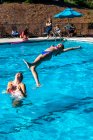 Crianças brincando em uma piscina . — Fotografia de Stock
