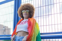 Femme avec afro cheveux avec son gay pride drapeau sur ses épaules — Photo de stock