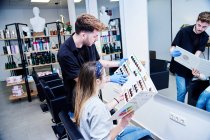 Stylist showing colors to customer — Stock Photo