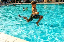 Crianças brincando em uma piscina . — Fotografia de Stock