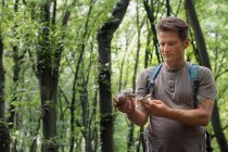 Uomo adulto che raccoglie funghi, estate nella foresta — Foto stock