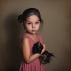 Bella bambina che tiene un soffice porcellino d'India su uno sfondo di carta — Foto stock
