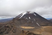 Hermoso paisaje del valle del volcán en las montañas - foto de stock