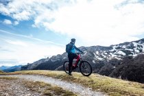 Велосипедист їде на гірському велосипеді — стокове фото