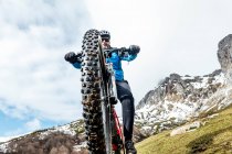 Ciclista uomo in sella mountain bike — Foto stock