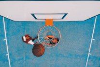 Les femmes latines et africaines jouent au basket — Photo de stock