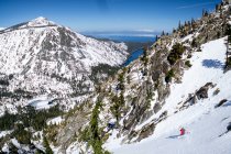 Посеред боїв людина їде на лижах за країною на перевалі Вашингтон. — стокове фото