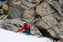 Hombre esquiando montaña abajo en Tahoe - foto de stock
