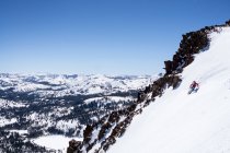 Mann fährt Berg in Tahoe hinunter — Stockfoto