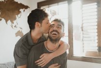 Gay menino casal beijos no o quarto — Fotografia de Stock