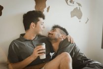 Gay menino casal abraçando no o quarto — Fotografia de Stock