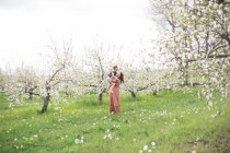Porträt einer Mutter mit ihrem Sohn in einem Apfelgarten — Stockfoto