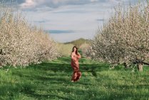 Retrato de una mujer en un huerto de manzanas - foto de stock