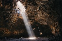 Vue de la lumière du soleil dans la grotte — Photo de stock