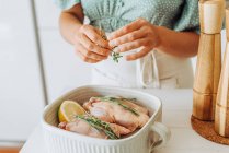 Жіночі руки тримають чебрець для приправи їжі — стокове фото