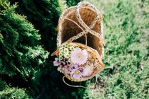 Schöner Strauß mit Blumen im Korb — Stockfoto