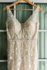 Belle robe de mariée accrochée au cintre — Photo de stock