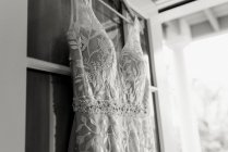 Belo vestido de noiva e liga — Fotografia de Stock