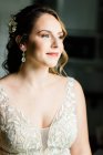 Belle mariée dans une robe de mariée — Photo de stock
