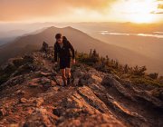 Männlicher Wanderer wandert bei Sonnenuntergang auf dem Appalachian Trail auf dem Bigelow Mountain — Stockfoto