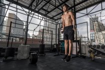 Чоловік тренувався в спортзалі на даху в Бангкоку. — стокове фото