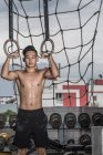 Man training at rooftop gym in Bangkok — Stock Photo