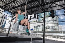 Woman training at rooftop gym in Bangkok — Stock Photo